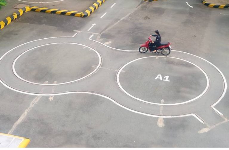 Thí sinh thi bài vòng số 8 trên sân sát hạch hạng A1 – Trường Đào tạo Lái xe Đại học An Ninh Nhân Dân - Thủ Đức