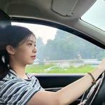 Học viên nữ tập lái xe ô tô