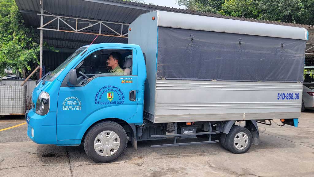 Bằng lái xe tải C1, C - Học lái xe Đại học An Ninh, Thủ Đức Xe tải tập lái hạng C1 mang logo Trường Đại học An Ninh Nhân Dân