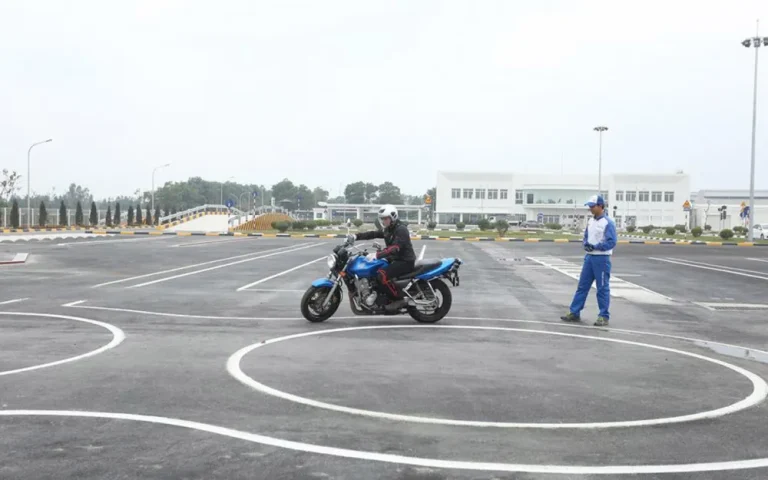 Thí sinh thi vòng số 8 với xe mô tô côn tay – Trường Đào tạo Lái xe Đại học An Ninh Nhân Dân - Thủ Đức